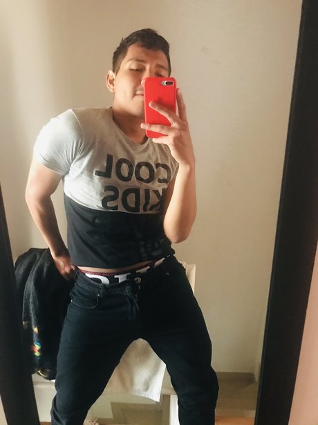 Naakte gelekte OnlyFans-foto van Cristian Urbina