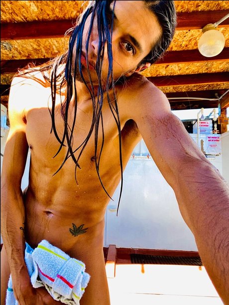 Naakte gelekte OnlyFans-foto van Nature Freak