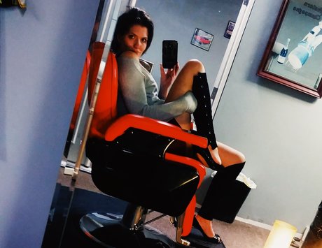 Naakte gelekte OnlyFans-foto van Crystals Clips