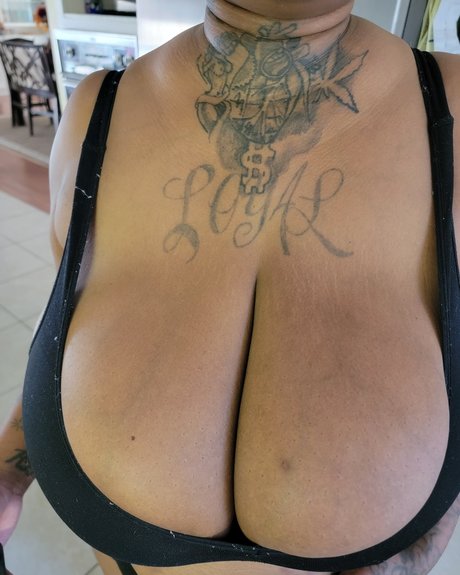 Naakte gelekte OnlyFans-foto van Caramel Rozaye