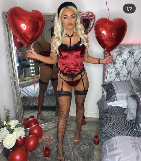 Naakte gelekte OnlyFans-foto van Courtney Doyle