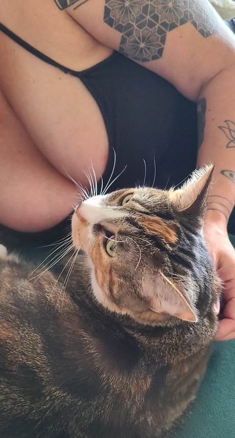 Naakte gelekte OnlyFans-foto van Cougarmompad