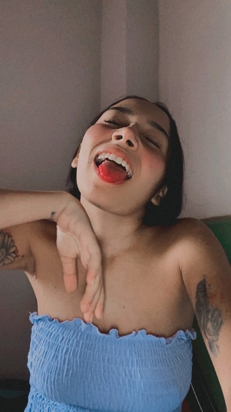 Naakte gelekte OnlyFans-foto van Alle Fille Petite
