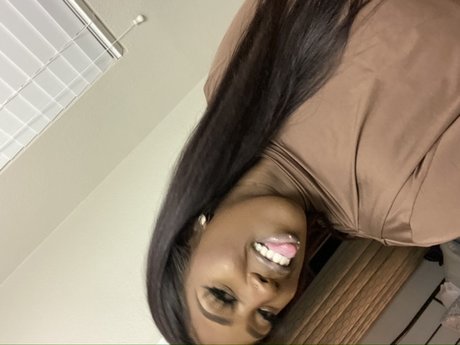 Naakte gelekte OnlyFans-foto van Samira