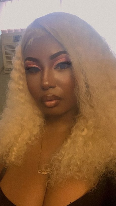 Naakte gelekte OnlyFans-foto van Angel Lust