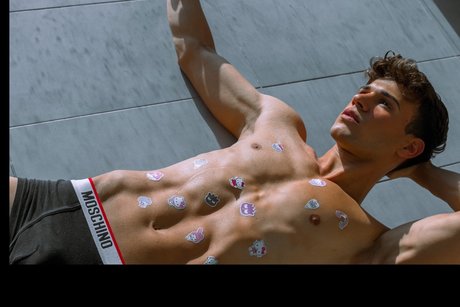 Naakte gelekte OnlyFans-foto van Angell