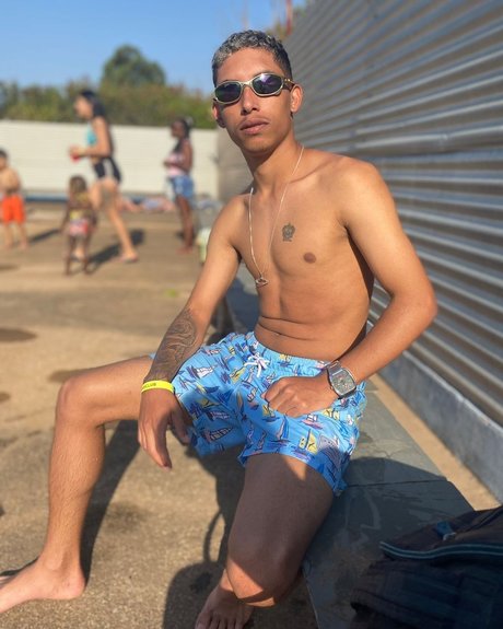 Naakte gelekte OnlyFans-foto van Alexsander