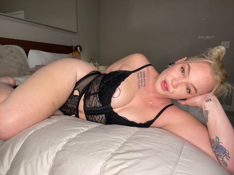 Naakte gelekte OnlyFans-foto van Neoerotica