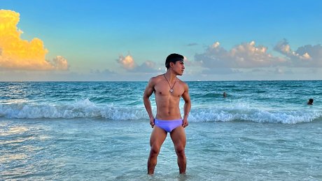 Naakte gelekte OnlyFans-foto van Enrique Vsquez