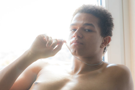 Naakte gelekte OnlyFans-foto van Negro