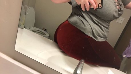 Naakte gelekte OnlyFans-foto van Crimson Queen