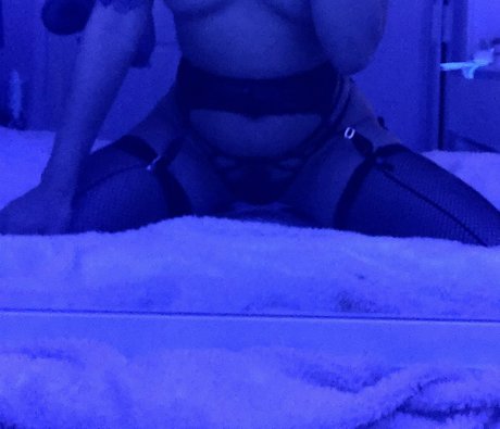 Naakte gelekte OnlyFans-foto van Bel