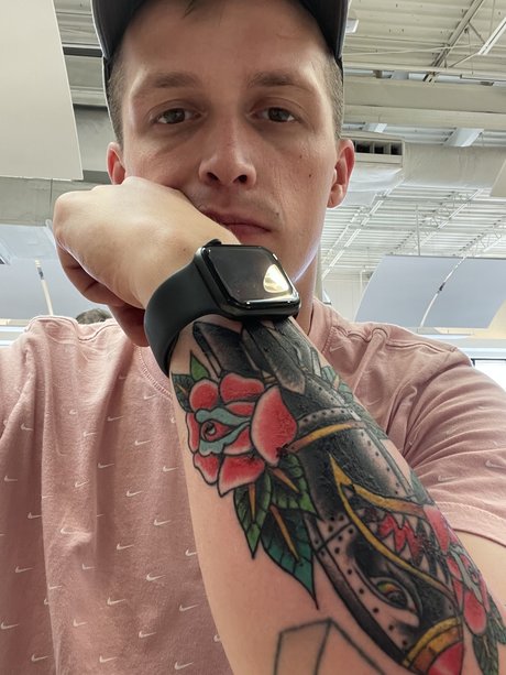 Naakte gelekte OnlyFans-foto van James