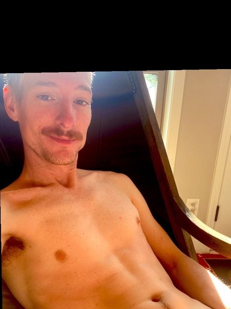Naakte gelekte OnlyFans-foto van Joshua Oaks