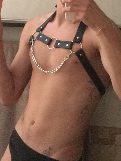 Naakte gelekte OnlyFans-foto van Henry Renoir