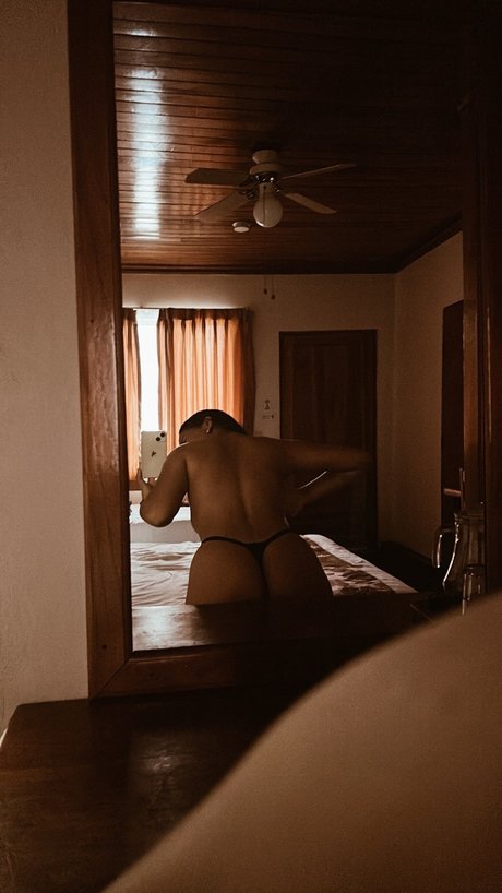 Naakte gelekte OnlyFans-foto van Nico