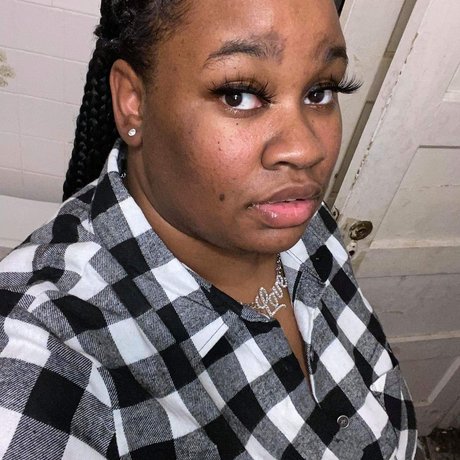 Naakte gelekte OnlyFans-foto van Lashonda Ebo