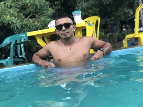 Naakte gelekte OnlyFans-foto van Nixon Cardenas