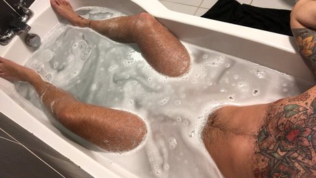 Naakte gelekte OnlyFans-foto van Nf