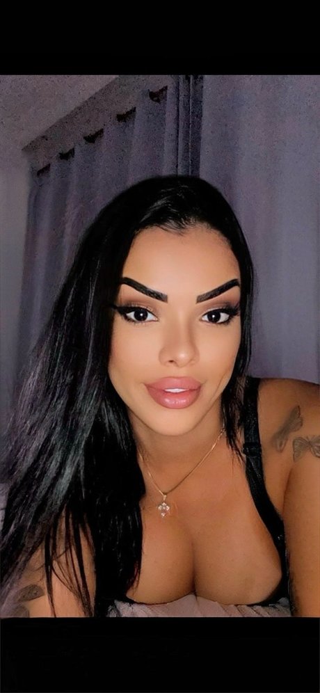 Naakte gelekte OnlyFans-foto van Camila Bahiana