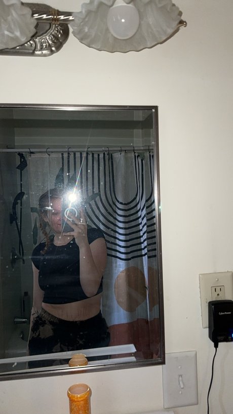Naakte gelekte OnlyFans-foto van Nevaeh Ostrander