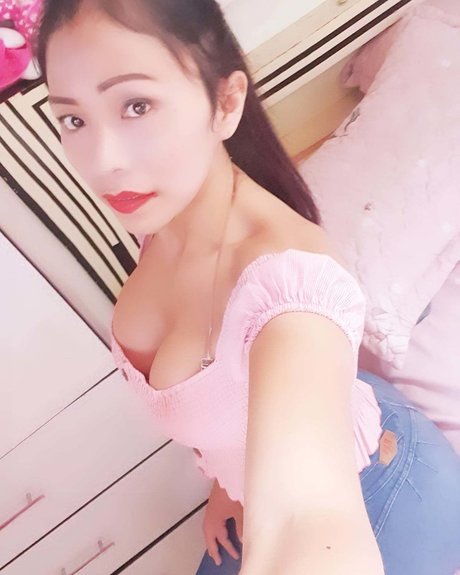 Naakte gelekte OnlyFans-foto van Angely