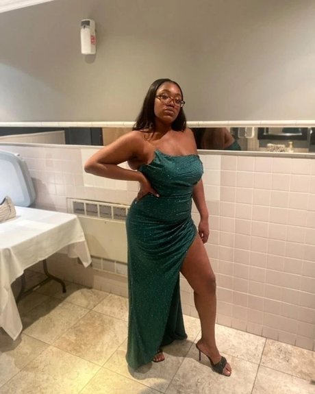 Naakte gelekte OnlyFans-foto van Big Mama