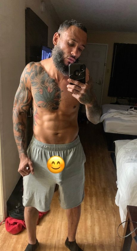 Naakte gelekte OnlyFans-foto van Cumtroke254