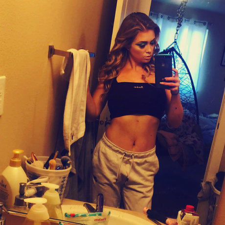 Naakte gelekte OnlyFans-foto van Parisblonde