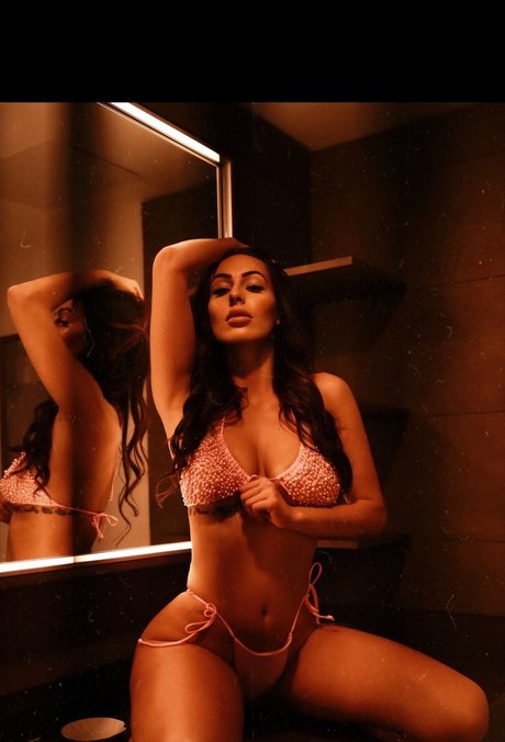 Naakte gelekte OnlyFans-foto van Bellaxxx