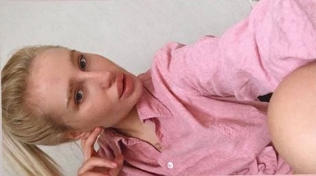Naakte gelekte OnlyFans-foto van Nikki Lips
