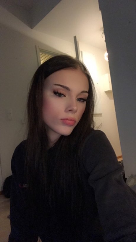 Naakte gelekte OnlyFans-foto van Nikitakanervala