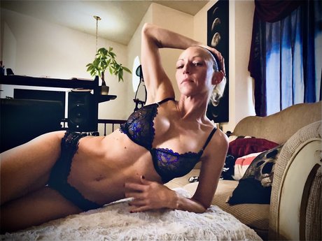 Naakte gelekte OnlyFans-foto van Petite Hiphop Vixen