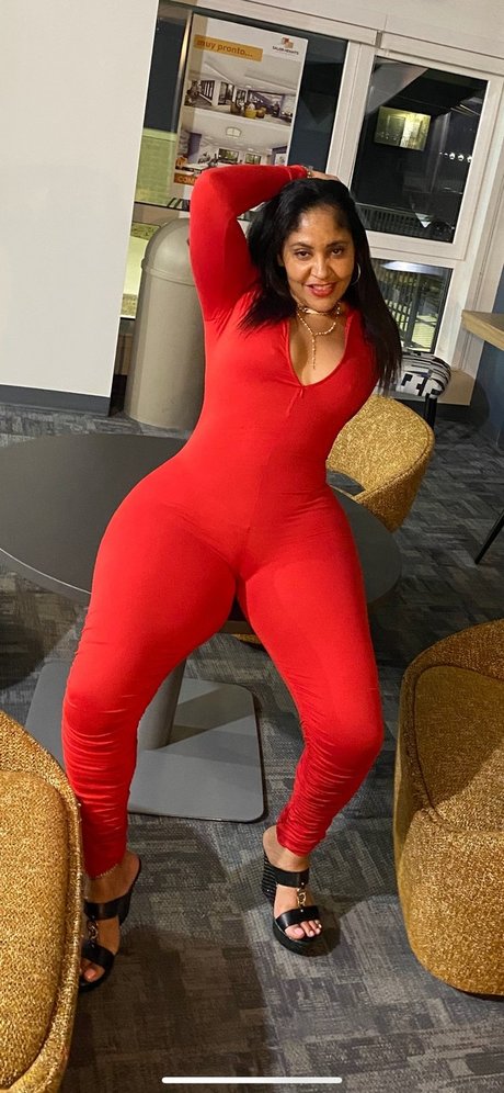 Naakte gelekte OnlyFans-foto van Exotic Dominican