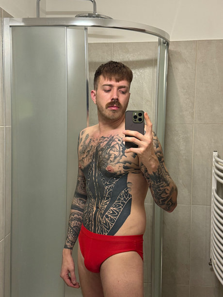 Naakte gelekte OnlyFans-foto van Brad Noakes
