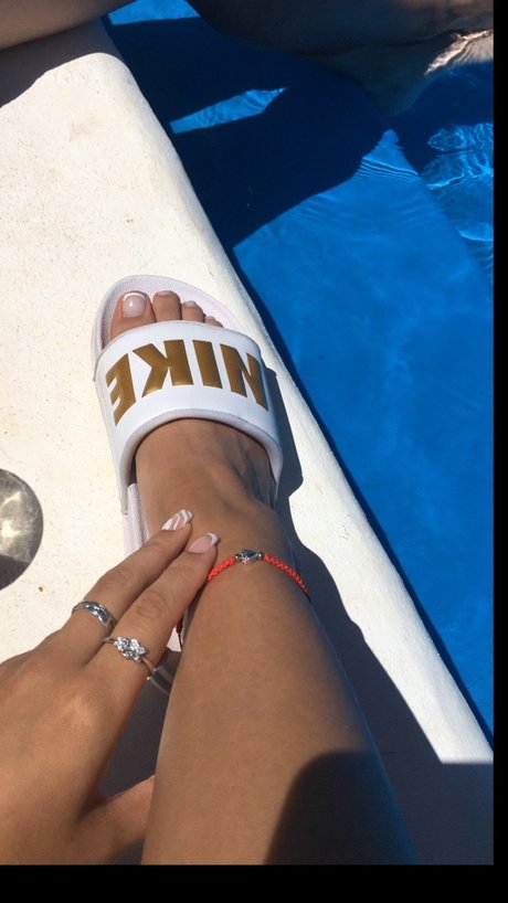 Naakte gelekte OnlyFans-foto van Feets Beauty