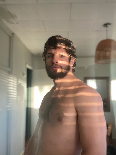 Naakte gelekte OnlyFans-foto van Shamu Azizam