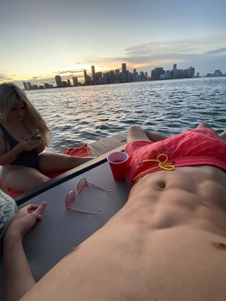 Naakte gelekte OnlyFans-foto van Alexis