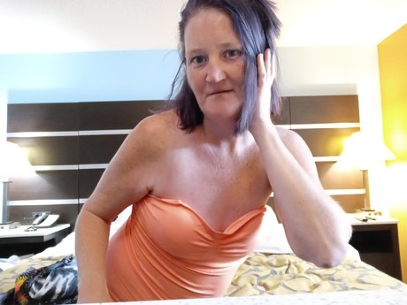 Naakte gelekte OnlyFans-foto van Sexy Housewife 15