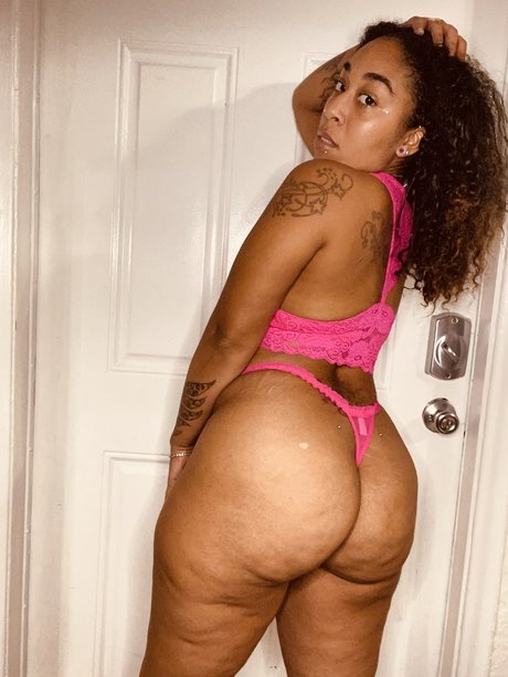 Naakte gelekte OnlyFans-foto van Diamond Baby
