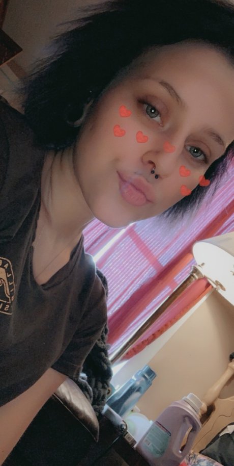 Naakte gelekte OnlyFans-foto van Tatted An Petite