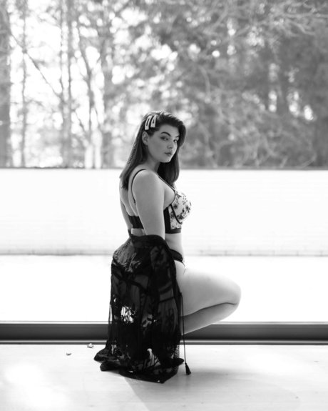 Naakte gelekte OnlyFans-foto van Galle Curvy Model