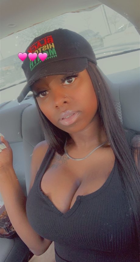 Naakte gelekte OnlyFans-foto van Nigeria Johnson