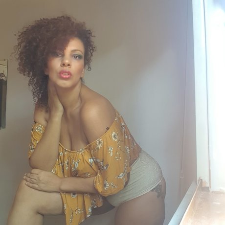 Naakte gelekte OnlyFans-foto van Nina Sanctos