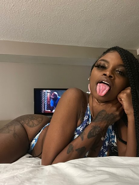 Naakte gelekte OnlyFans-foto van Slime Thick With A Phat Click