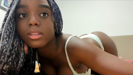 Naakte gelekte OnlyFans-foto van Niky 