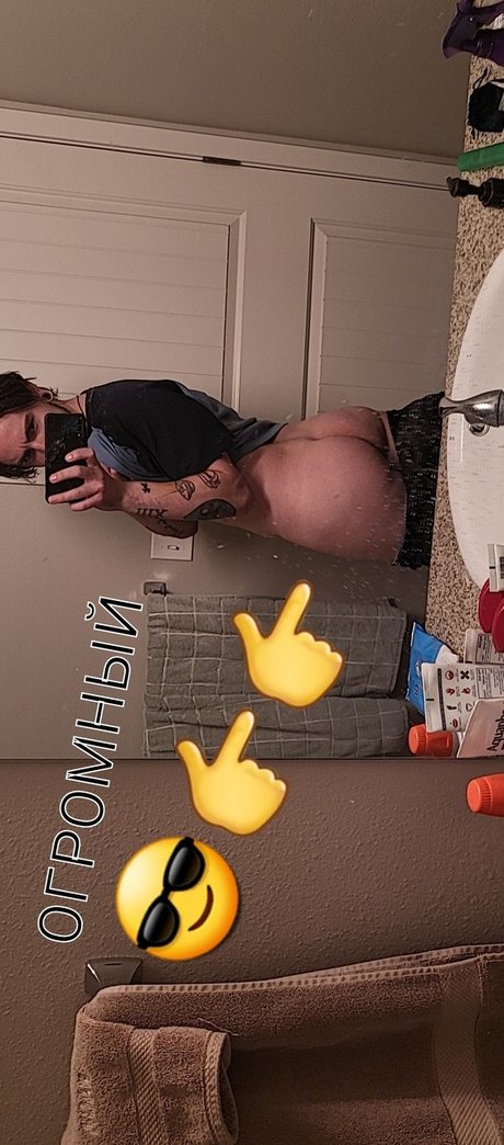 Naakte gelekte OnlyFans-foto van Nikolai