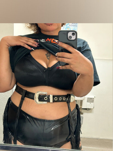 Naakte gelekte OnlyFans-foto van Kenz