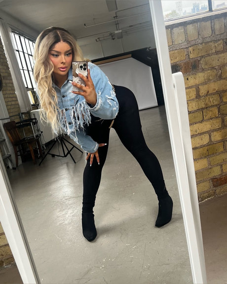 Naakte gelekte OnlyFans-foto van Barbie