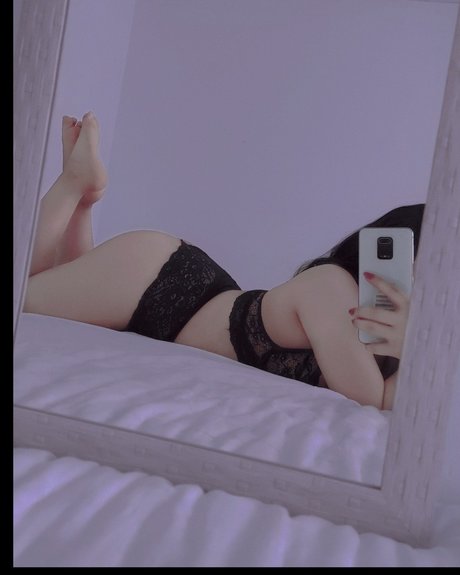 Naakte gelekte OnlyFans-foto van Beli